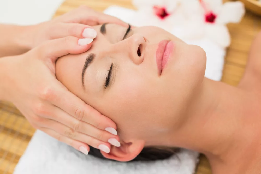 Masseur,Doing,Massage,The,Head,Of,Woman,In,The,Spa
